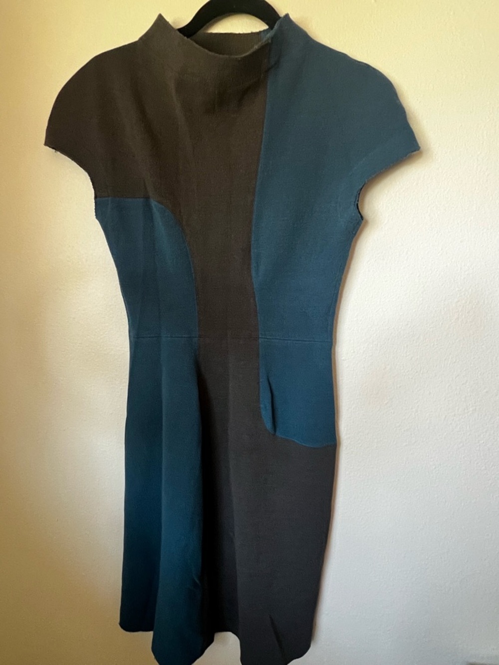 FIT Colorblock Dress Size 38 Black Blue Cap Sleeve Sheath Midi Modern